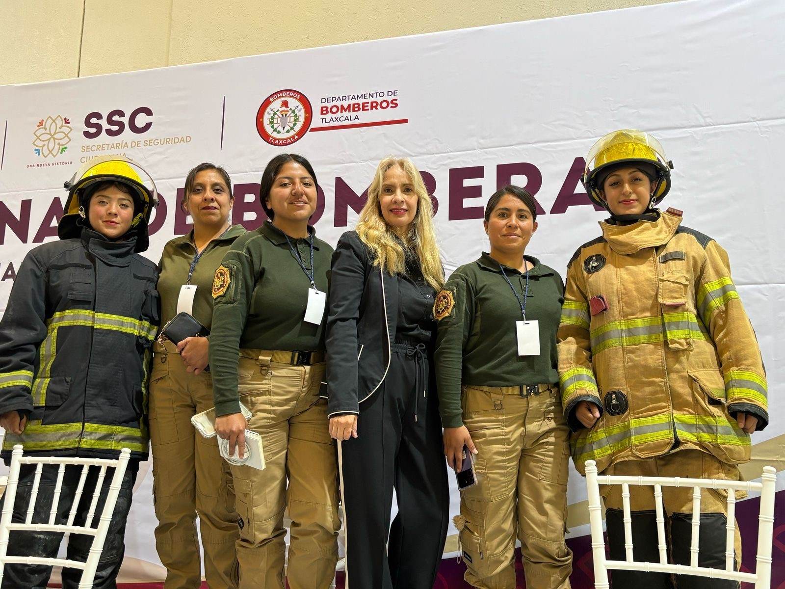 Mexico Women Firefighters 4 redimensionné.jpg