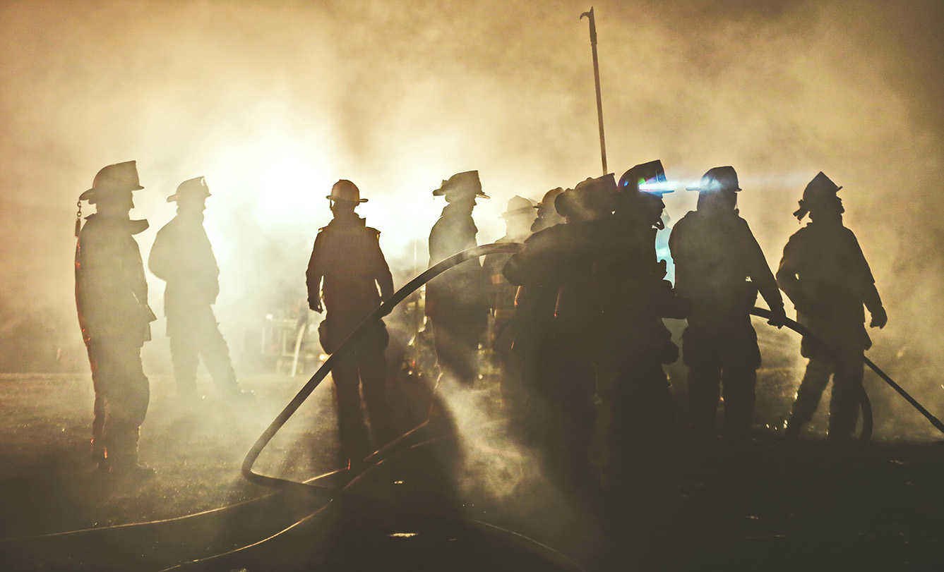 pompiers dans l’ombre.jpg